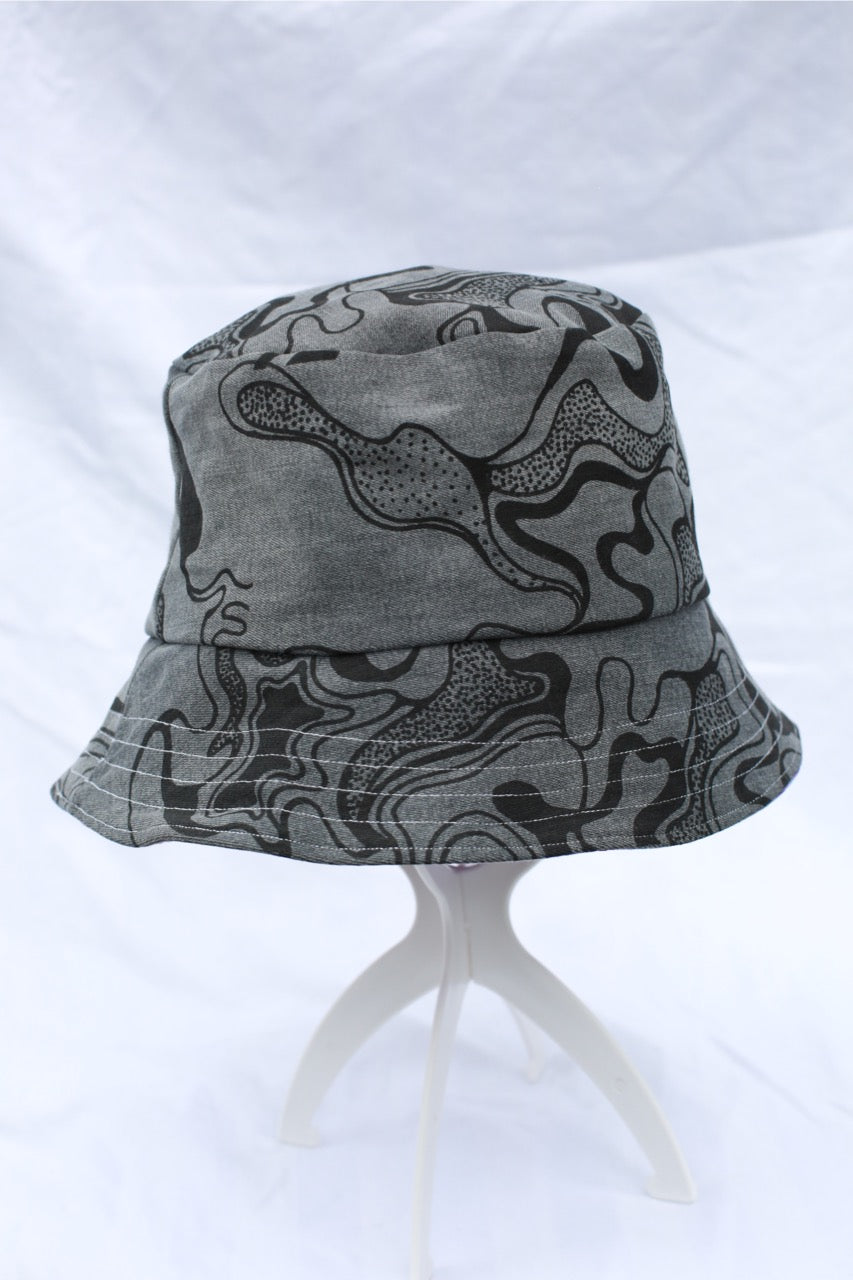 Reversible black cotton sun outlet hat made from recycled fabric